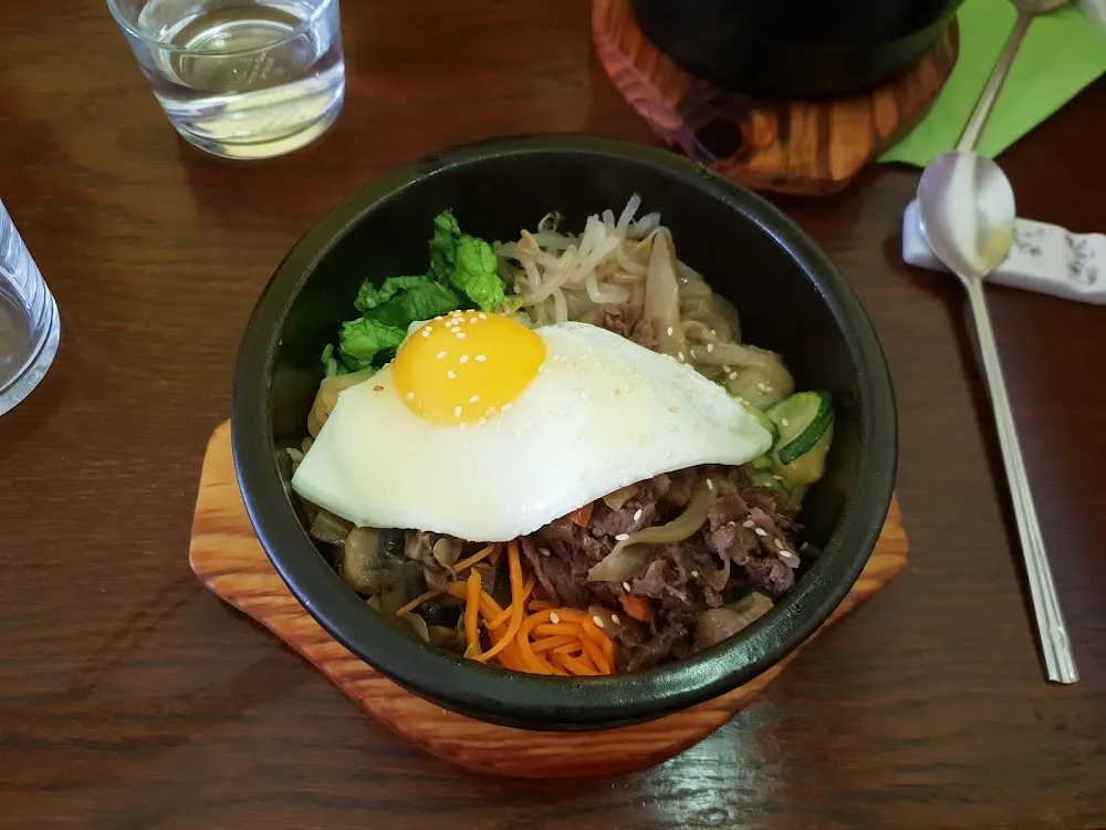 Dolsot Bibimbap Boeuf Et Légumes Avec Oeuf